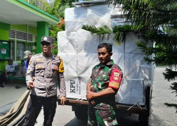 Pastikan Aman, Personil TNI dan Polri Kawal Pergeseran Kotak Suara
