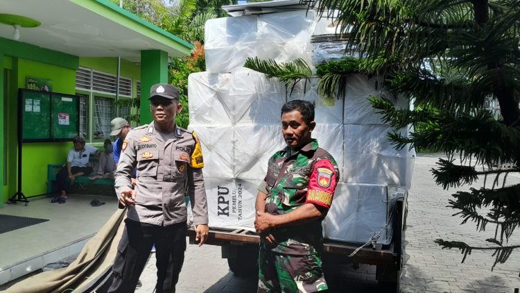 Pastikan Aman, Personil TNI dan Polri Kawal Pergeseran Kotak Suara