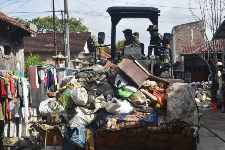 Pasca Banjir, Personel TNI Gabungan Diterjunkan Atasi Tumpukan Sampah