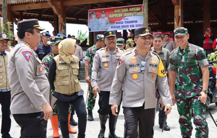 Kunjungi Korban Banjir, Kapolda Jateng : Segera Salurkan Logistik dan Obat – obatan