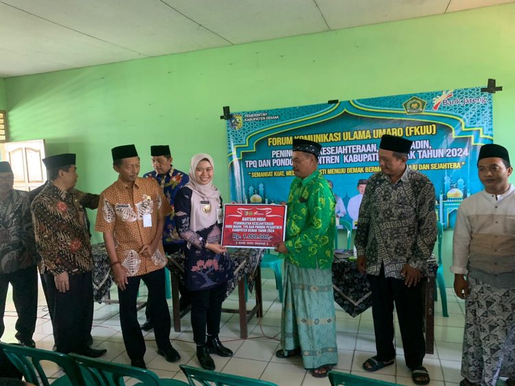 Tingkatkan Kesejahteraan, Bupati Demak Salurkan Insentif Guru Madin dan TPQ