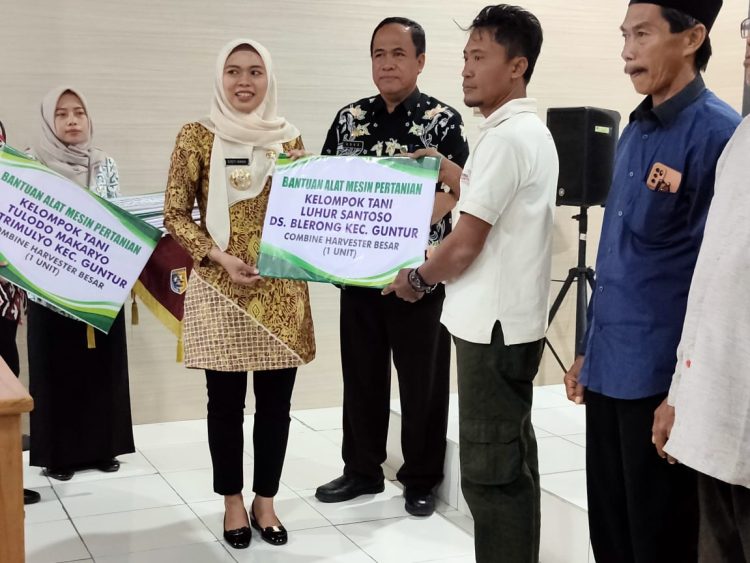 Serahkan Bantuan Alat Mesin, Bupati Demak Harapkan Produktivitas Pertanian Dapat Meningkat