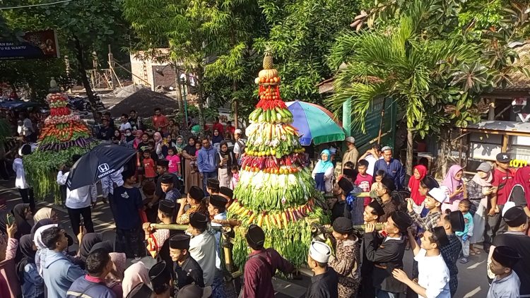 Ribuan warga berebut gunungan dan air kendi dalam tradisi Grebeg Suro Girikusuma