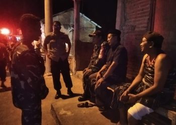 Evakuasi Kebakaran Lahan Tidur di Desa Jetak, Babinsa Ingatkan Beberapa Hal Penting