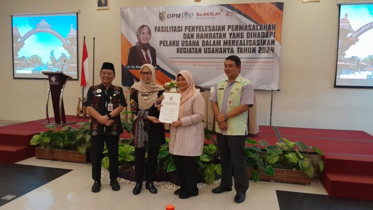 Bupati Demak Serahkan 27 Sertifikat Standar Operasional Puskesmas