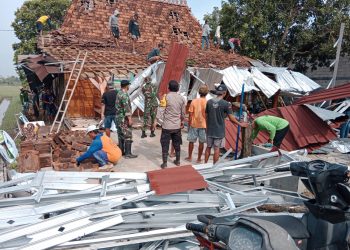 Puting Beliung, Anggota Koramil 04 Dempet Gerak Cepat Bantu Korban