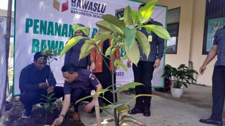 Simbol Integritas, Bawaslu Demak Tanam Pohon Manggis