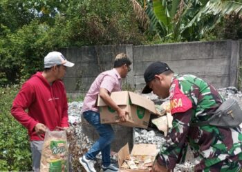 Babinsa Dampingi Pemusnahan Produk Makanan Kadaluarsa di Demak