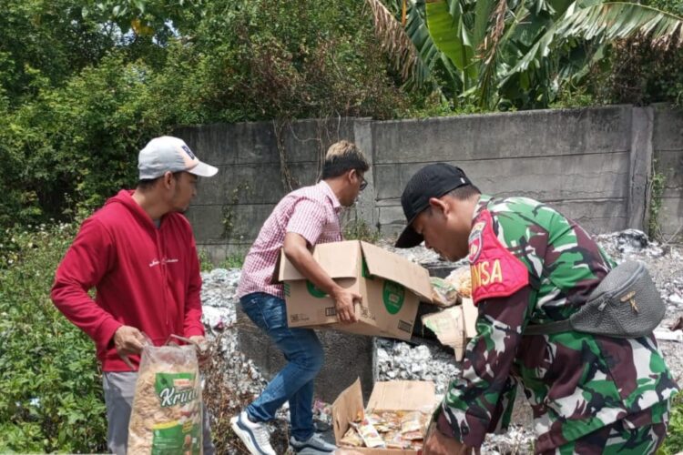Babinsa Dampingi Pemusnahan Produk Makanan Kadaluarsa di Demak