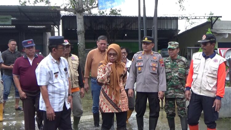Tinjau Banjir Di Desa Kalisari, Bupati Demak Serahkan Bantuan