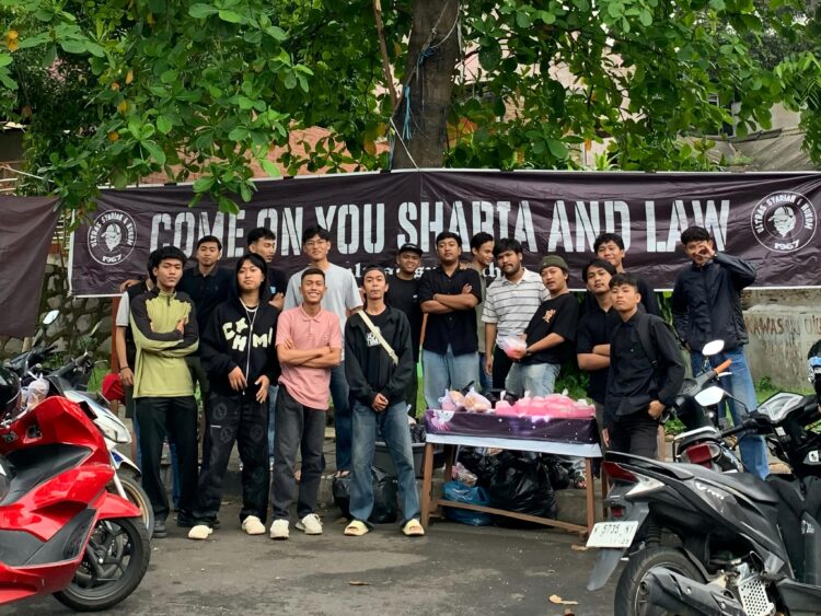 Tebar Keberkahan, Ultras Syari’ah Bagikan Ratusan Takjil Gratis 