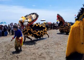 Ribuan Pengunjung Ramai di Pantai Arnavat, Surodadi