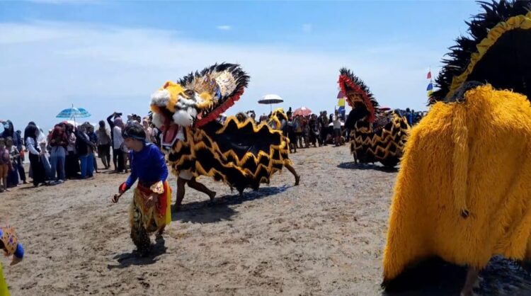Ribuan Pengunjung Ramai di Pantai Arnavat, Surodadi