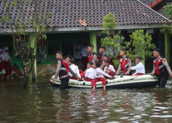 Akibat Terendam Banjir, Siswa SDN 4 Sayung Harus Naik Perahu Menuju Sekolah 