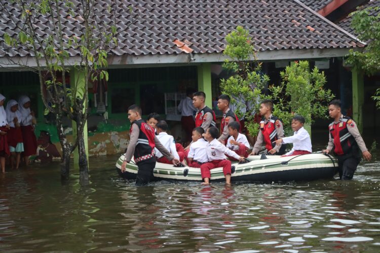 Akibat Terendam Banjir, Siswa SDN 4 Sayung Harus Naik Perahu Menuju Sekolah