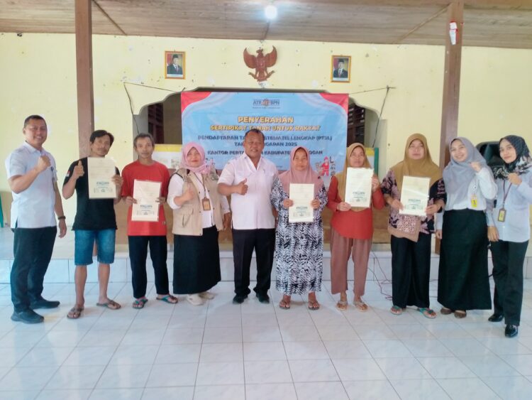 Kantah Grobogan Serahkan 200 Sertipikat PTSL Tahun 2025 kepada Warga Desa Sambongbangi