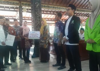 Pemkab Demak Salurkan Bantuan untuk 220 Guru Non-ASN dan Beasiswa Sarjana Produktif