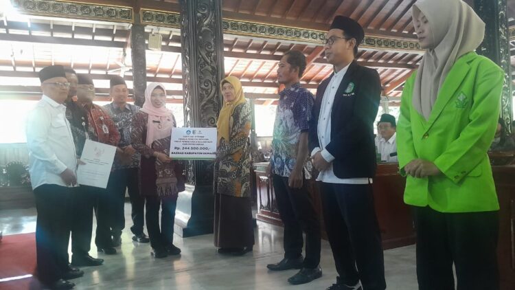Pemkab Demak Salurkan Bantuan untuk 220 Guru Non-ASN dan Beasiswa Sarjana Produktif