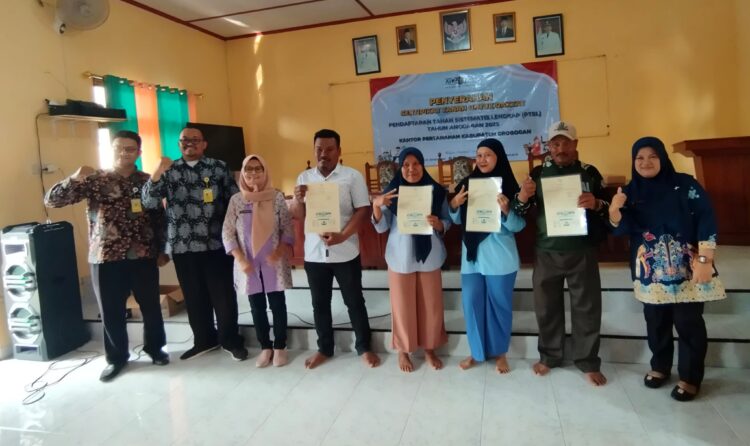 Kantah Grobogan Serahkan 78 Sertifikat PTSL Tahun 2025 kepada Warga Desa Selojari