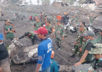 TNI Perkuat Penanganan Darurat Erupsi Semeru di Pronojiwo, Pastikan Layanan Pengungsi Berjalan Optimal
