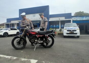 Seorang Pria Ditemukan Tewas di Depan SMA 1 Karangtengah, Diduga Alami Kecelakaan Tunggal