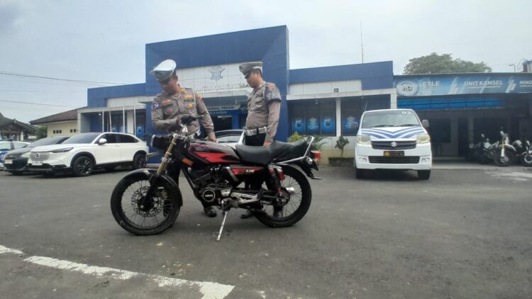 Seorang Pria Ditemukan Tewas di Depan SMA 1 Karangtengah, Diduga Alami Kecelakaan Tunggal