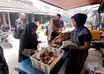 Wisatawan Asal Jombang Borong Ikan Manyung Asap Khas Demak untuk Oleh-oleh