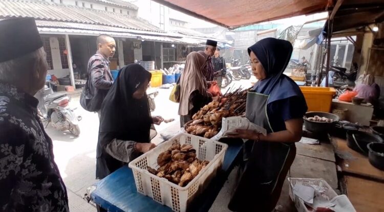 Wisatawan Asal Jombang Borong Ikan Manyung Asap Khas Demak untuk Oleh-oleh
