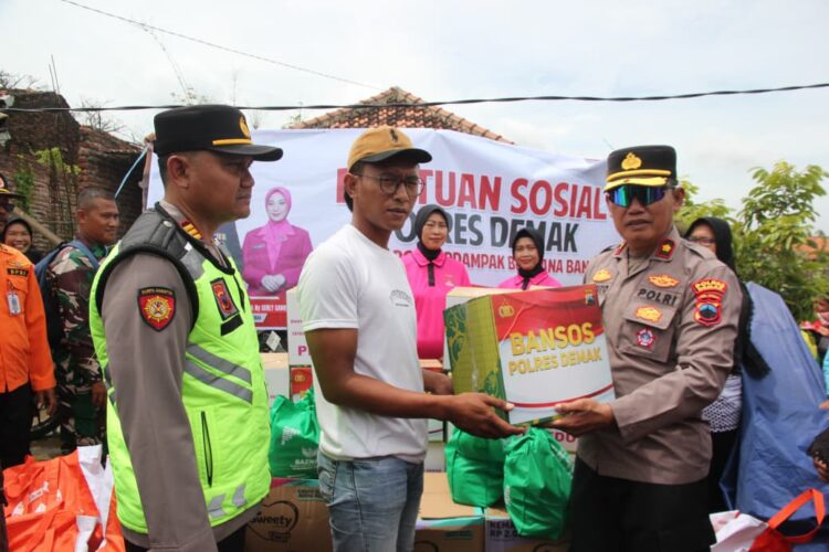 Bantu Warga Terdampak Banjir, Polres Demak Distribusikan 200 Paket Sembako