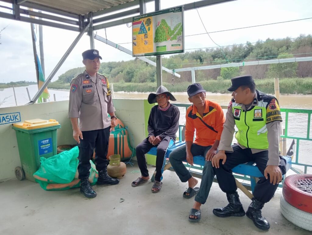 <p>
<img src="matapadma.jpg" alt="">
<strong>Matapadma:</strong> ...
</p>