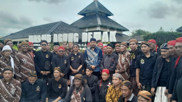 Kunjungi Masjid Agung Demak, Raja Solo Ajak Generasi Muda Lestarikan Warisan Leluhur
