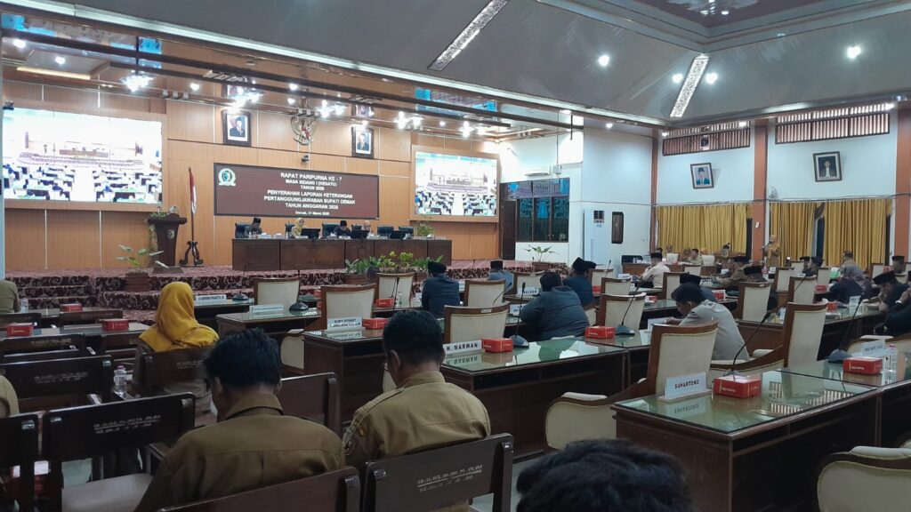 <p>
<img src="matapadma.jpg" alt="">
<strong>Matapadma:</strong> ...
</p>