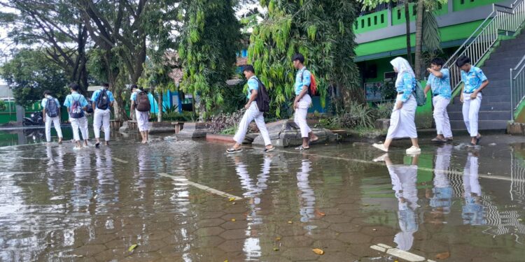 Banjir Rendam SMPN 1 Karangtengah, Pembelajaran Dialihkan ke PJJ