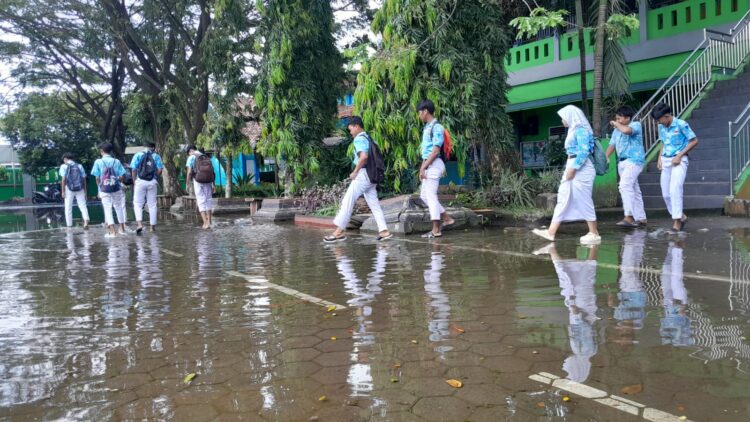Banjir Rendam SMPN 1 Karangtengah, Pembelajaran Dialihkan ke PJJ