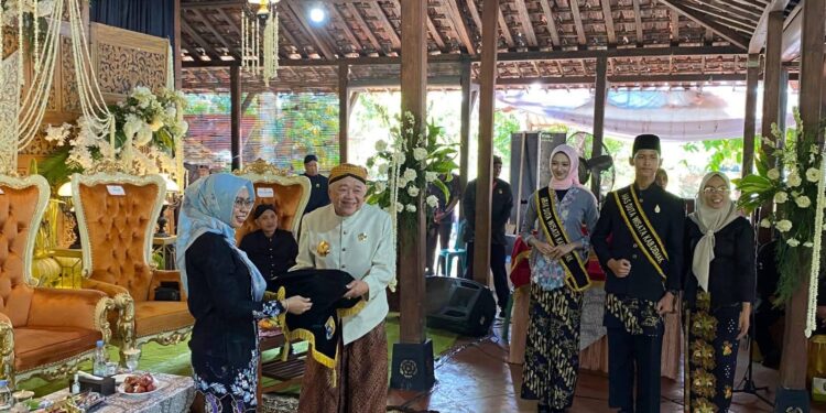 Bupati Demak Hadiri Prosesi Abon-Abon, Terima Minyak Jamas Pusaka Sunan Kalijaga dari Kasunanan Surakarta