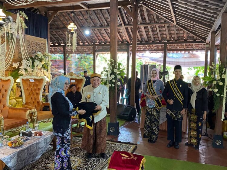Bupati Demak Hadiri Prosesi Abon-Abon, Terima Minyak Jamas Pusaka Sunan Kalijaga dari Kasunanan Surakarta