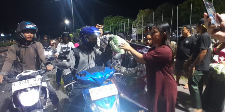 Tani Merdeka Demak Bagikan 1.200 Paket Sayuran Gratis untuk Serap Hasil Panen Petani