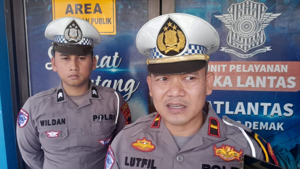 <p>
<img src="matapadma.jpg" alt="">
<strong>Matapadma:</strong> ...
</p>