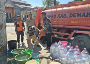 Badan Penanggulangan Bencana Daerah (BPBD) menyalurkan bantuan air bersih kepada masyarakat