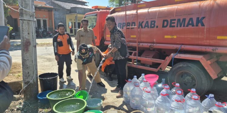 Badan Penanggulangan Bencana Daerah (BPBD) menyalurkan bantuan air bersih kepada masyarakat
