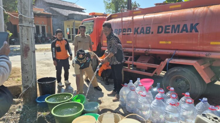Badan Penanggulangan Bencana Daerah (BPBD) menyalurkan bantuan air bersih kepada masyarakat
