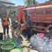 Badan Penanggulangan Bencana Daerah (BPBD) menyalurkan bantuan air bersih kepada masyarakat