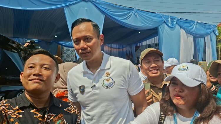 AHY Tanam Mangrove di Demak, Tandai Dimulainya Proyek Sea Wall Pantura