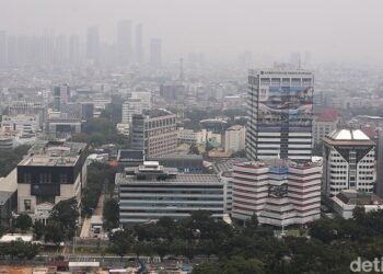 Langit Jakarta diselimuti polusi udara dan asap karhutla pada lapisan atmosfer