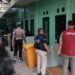 Pemeriksaan sampel tes urine warga oleh Satresnarkoba Polres Bogor di kawasan Puncak
