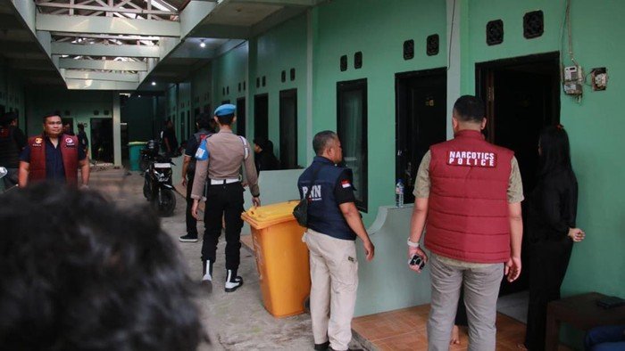 Pemeriksaan sampel tes urine warga oleh Satresnarkoba Polres Bogor di kawasan Puncak