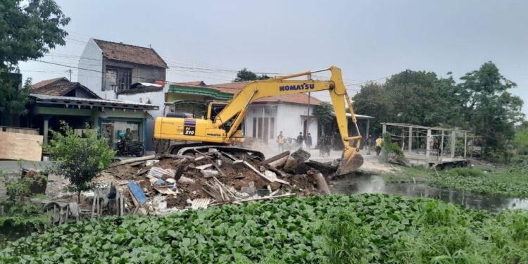 227 Bangunan di Bantaran Sungai Tuntang Demak Ditertibkan, 10 di Antaranya Bersertifikat