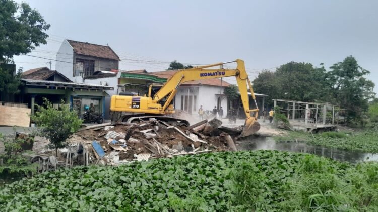 227 Bangunan di Bantaran Sungai Tuntang Demak Ditertibkan, 10 di Antaranya Bersertifikat